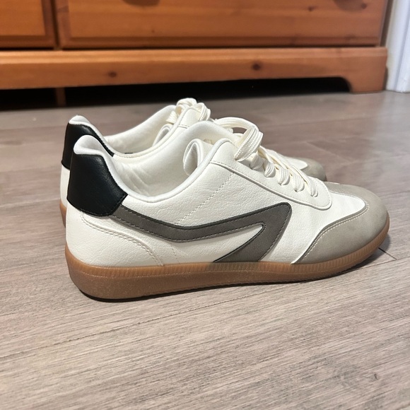 Dolce Vita Sneakers - Picture 3 of 4